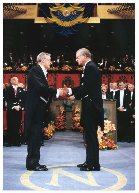 Robert Furchgott accepting the Nobel Prize from the King of Sweden at the 1998 ceremony in Stockholm